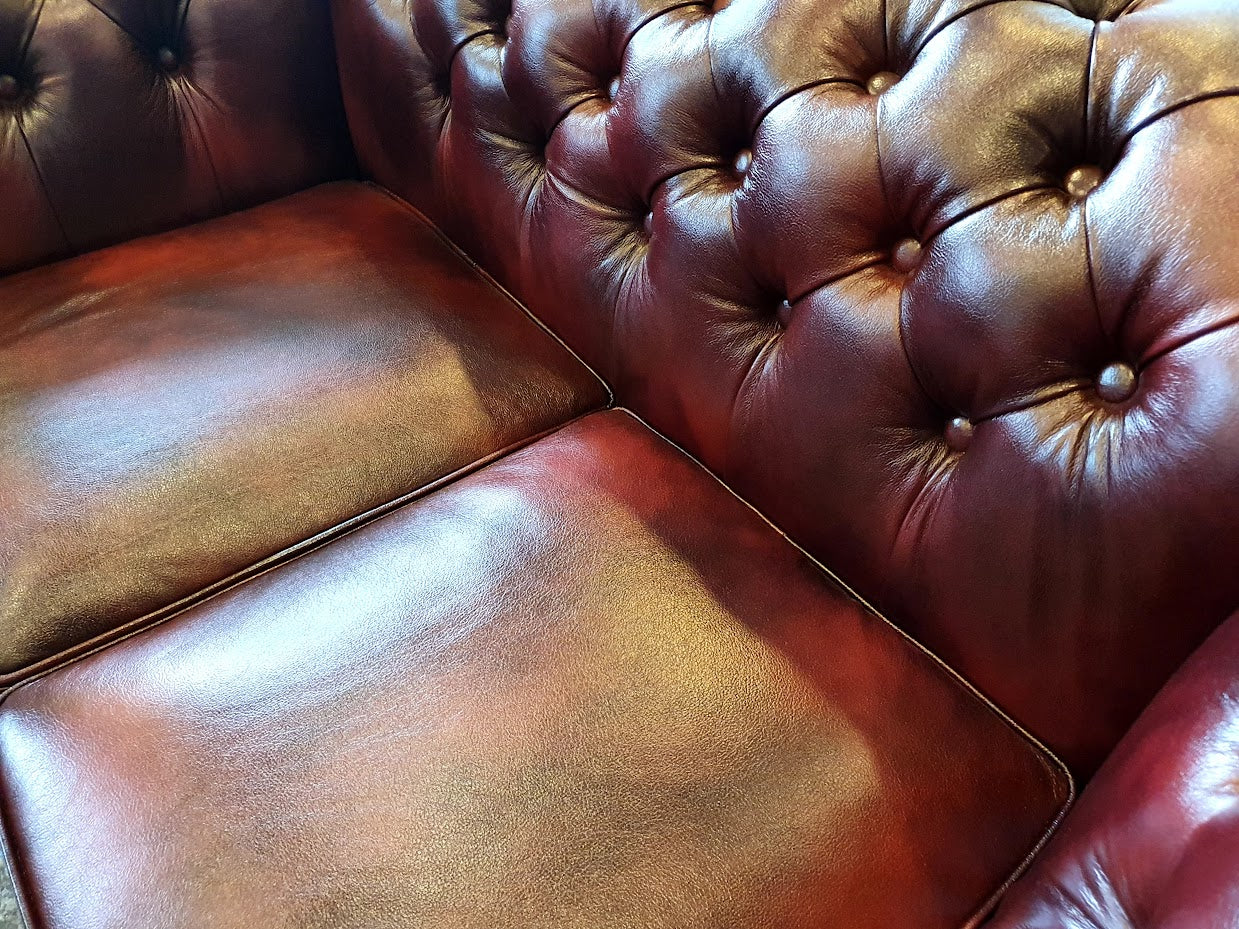 Ruby Chesterfield 2 Sitzer Sofa aus Leder Antique Red
