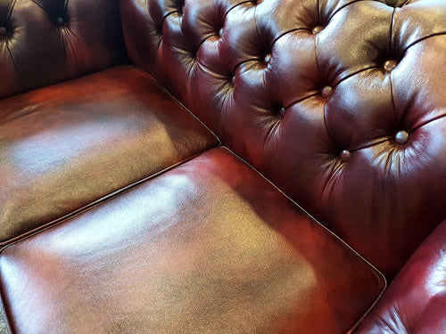 Ruby Chesterfield 2 Sitzer Sofa aus Leder Antique Red