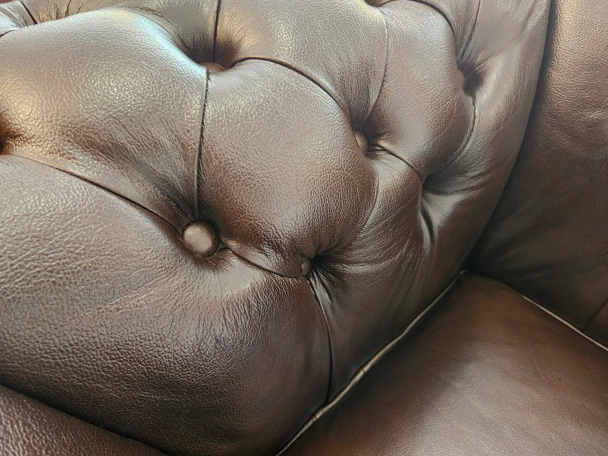Umber Chesterfield 2-Sitzer Sofa aus Rindsleder Amtique Brown